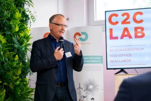 Speaker männlixh C2C LAB Eröffnung