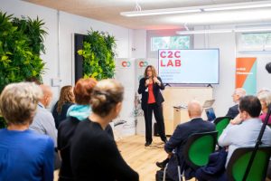 Speakerin Monika Griefahn und Publikum im C2C LAB