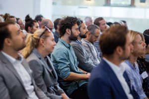 Publikum sitzend und zuhörend
