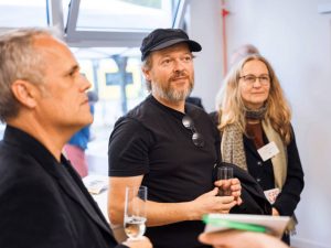 C2C LAB Eröffnung 3 Personen hören zu