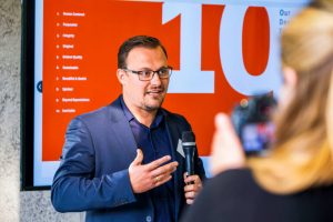 weißer Mann mit Mikrofon mittleren Alters