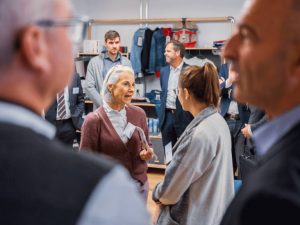 C2C LAB Eröffnung 2 Personen unterhalten sich