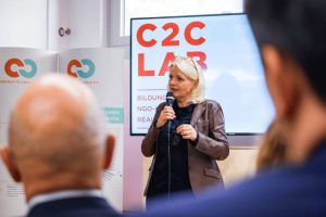 Speakerin C2C LAB Bildschirm im Hintergrund