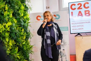 Speakerin mit Mikrofon