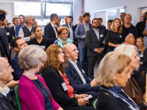 Publikum sitzend und stehend