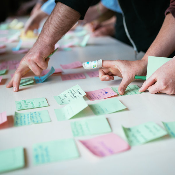 bunte Post Its und Hände