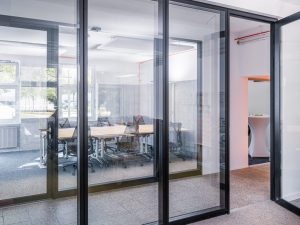 Glaswände in einem Büro; Blog von Cradle to Cradle NGO