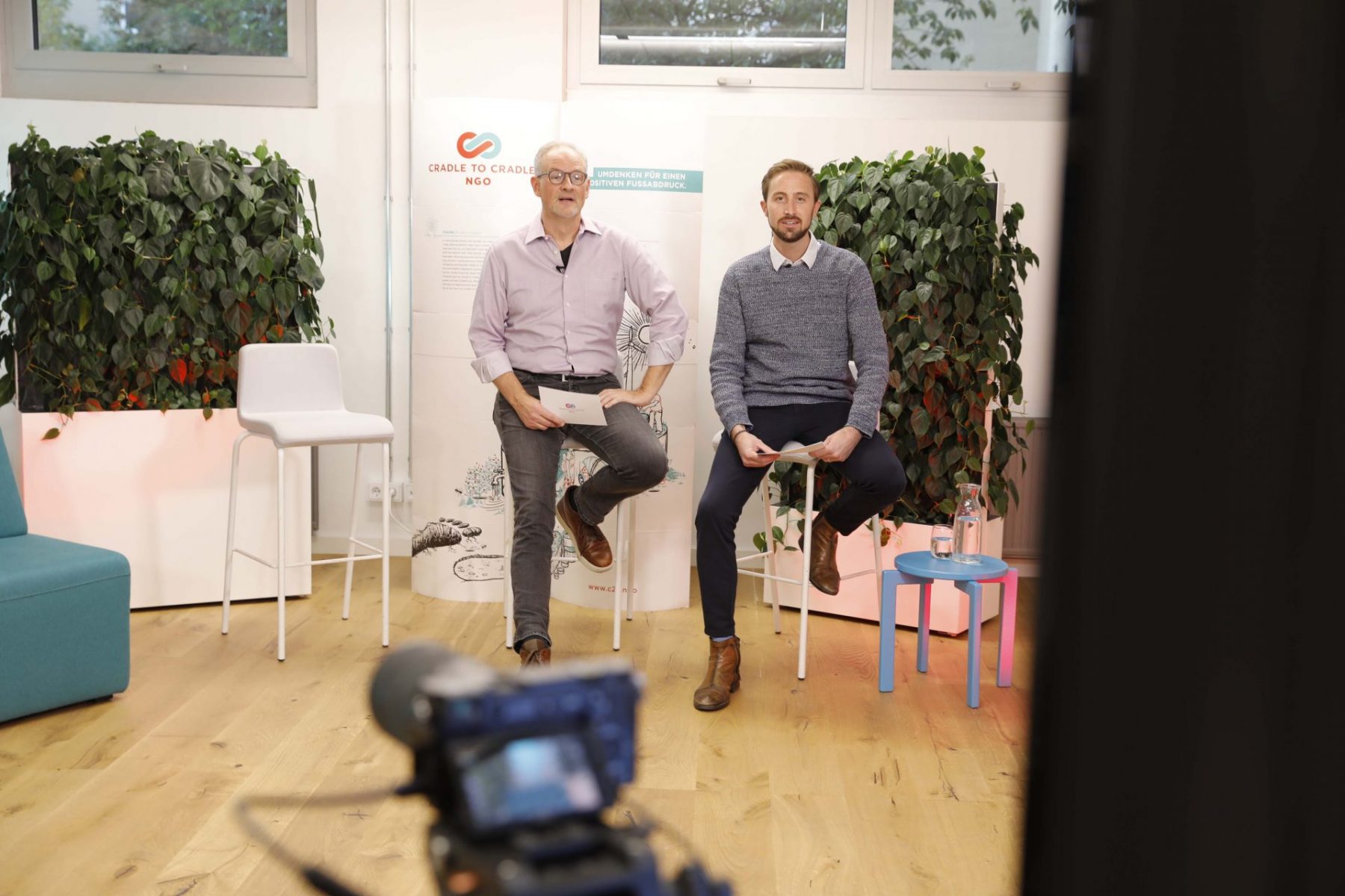 2 Personen vor Kamera im C2C LAB