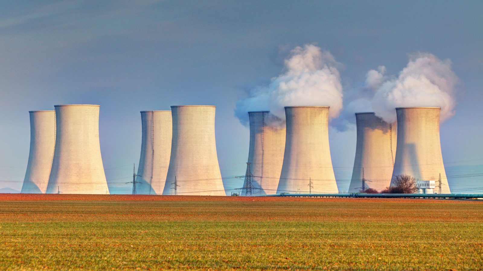 Türme mit Rauch Kraftwerk