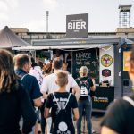 Knärzje Bier Stand mit Menschenschlange