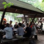 Gruppe von Menschen am Tisch