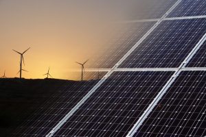 Solarpanels und Windkraftanlagen