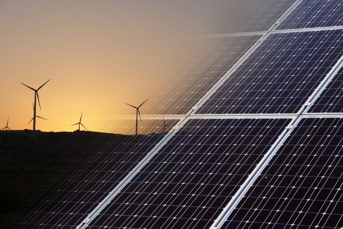 Solarpanels und Windkraftanlagen
