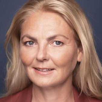Person weiblich gelesen, weiß, Portrait, lange blonde Haare, lächelnd
