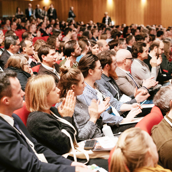ca. 200 Personen sitzend, klatschend