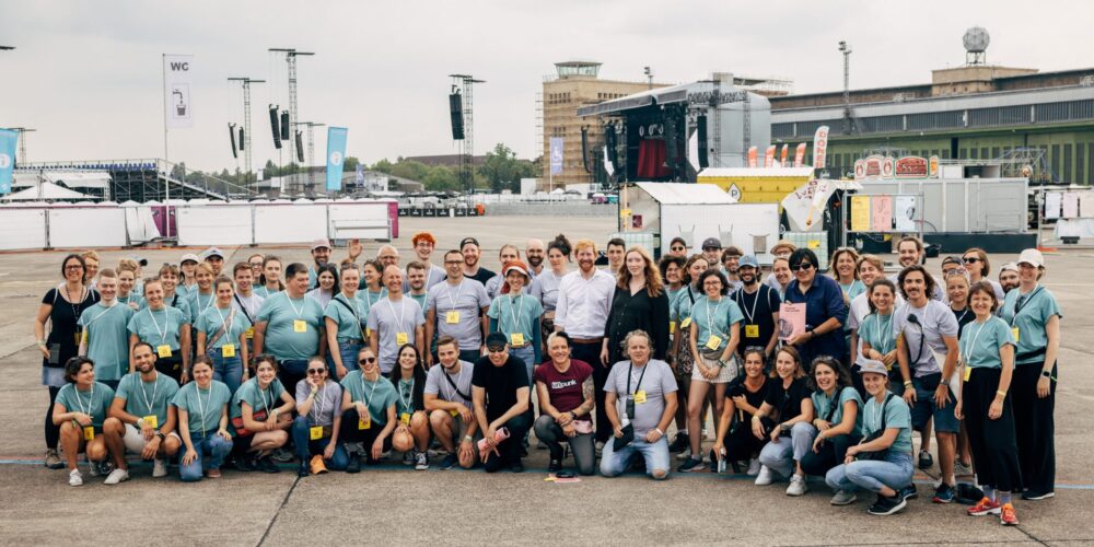 Gruppenbild von dem Cradle to Cradle Team und Botschafter*innen mit der Band Die Ärzte