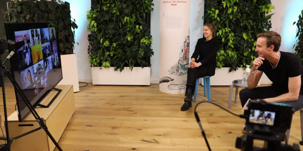 Junger Mann und junge Frau schauen auf Bildschirm mit Videokonferenz, Blog von Cradle to Cradle NGO