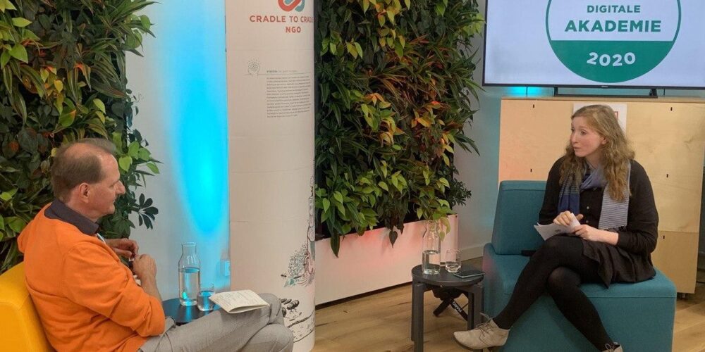 Nora Sophie Griefahn und Dirk Messner sitzen sich auf Sesseln gegenüber und unterhalten sich; Blog von Cradle to Cradle NGO