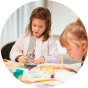 zwei weiße Kinder beim Malen, C2c Kinderkongress