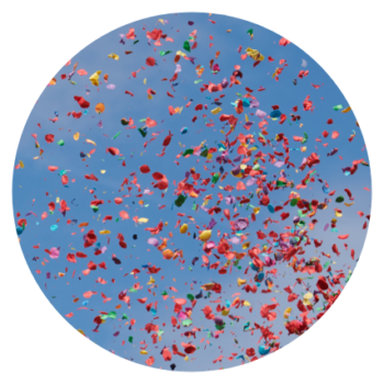 Kreisform bunte Konfetti vor blauem Himmel