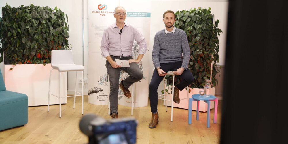 2 Personen vor Kamera im C2C LAB