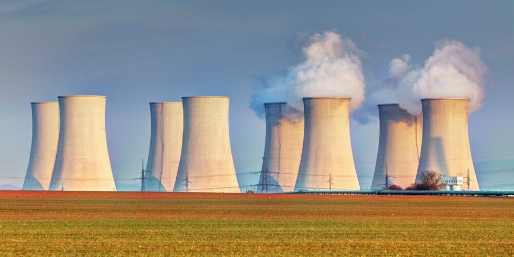 Türme mit Rauch Kraftwerk
