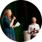 Nora und Tim von Cradle to Cradle NGO auf Bühne, sprechend mit Mikrofon