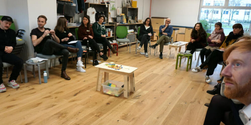 C2C NGO Teammitglieder sitzen im Kreis