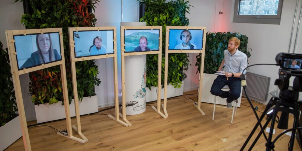 Tim Janßen im digitalen Gespräch mit vier Personen auf Bildschirmen; Blog von Cradle to Cradle NGO